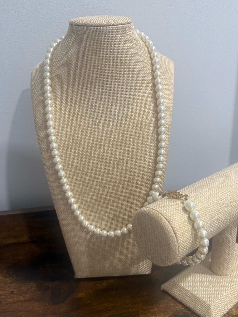 Vintage Akoya Pearls necklace and bracelet set with filigree clasp